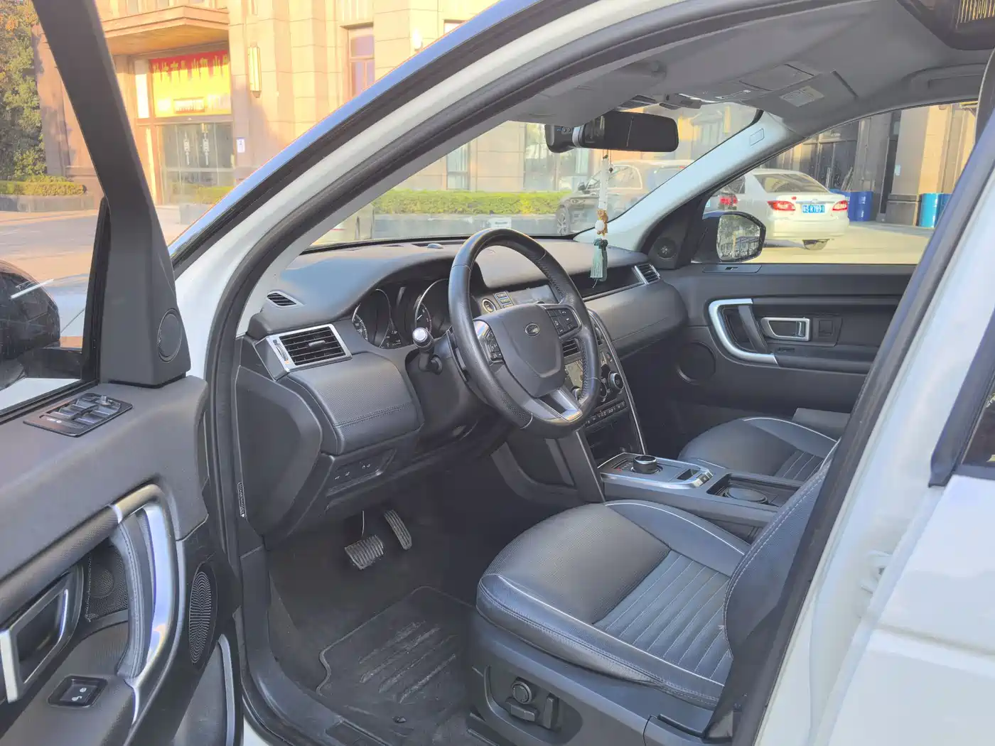 Land Rover Discovery Sport 2018 240PS SE Edition фото 4