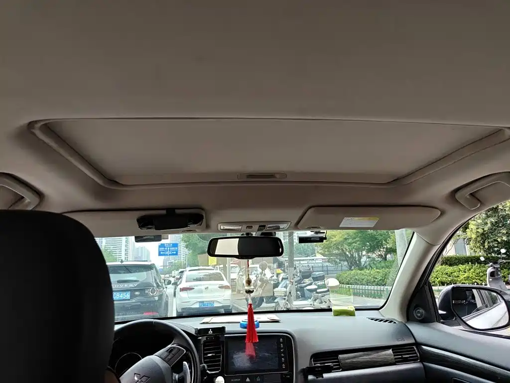 MITSUBISHI OUTLANDER