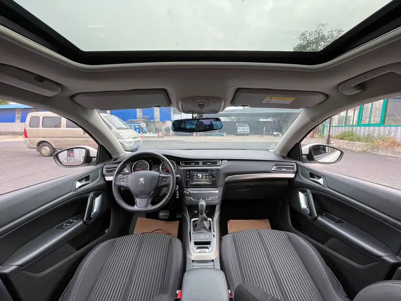 Peugeot 408 2015 Model 1.2T Automatic Luxury Edition фото 9