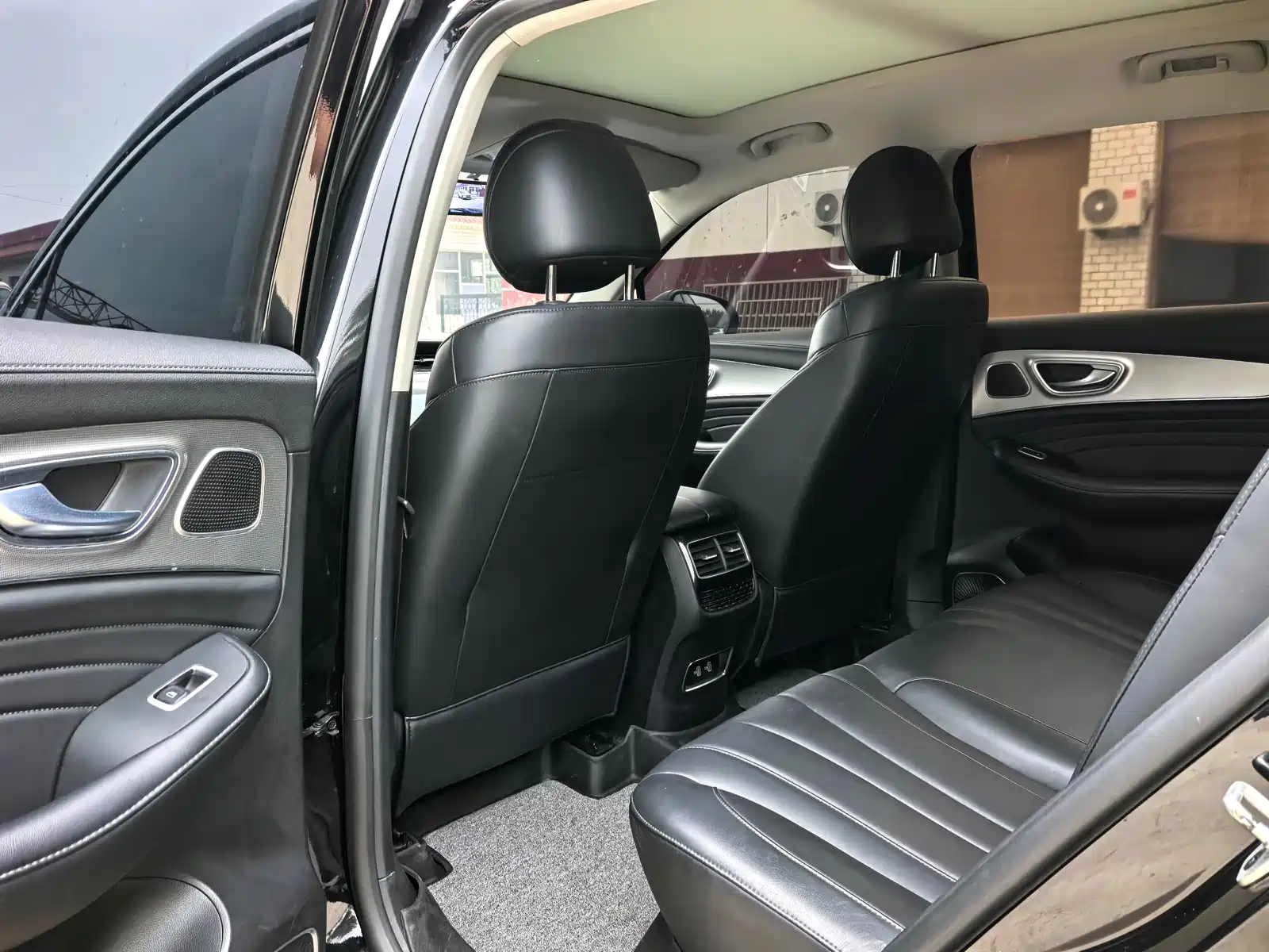 Photo 9 - Roewe RX5 MAX