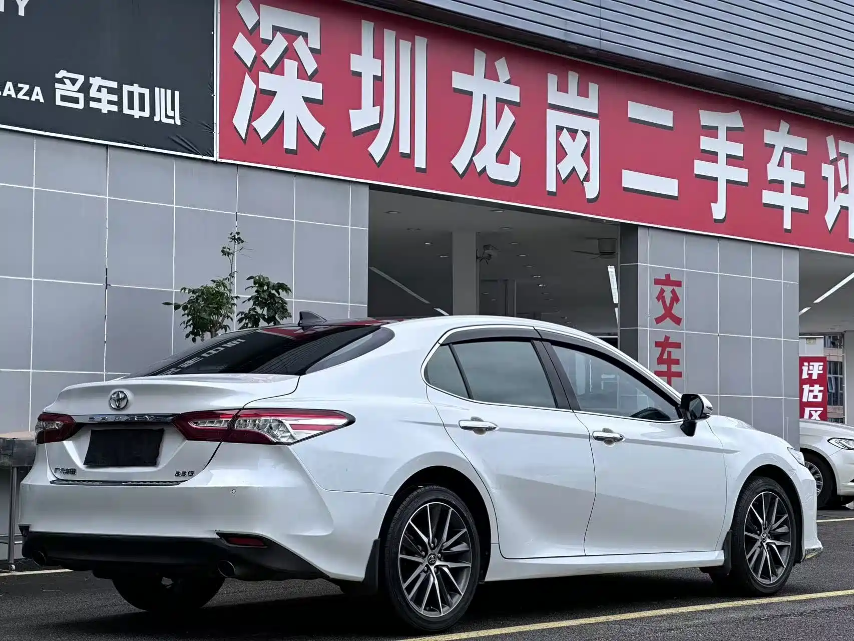 Фото 11 - Toyota Camry
