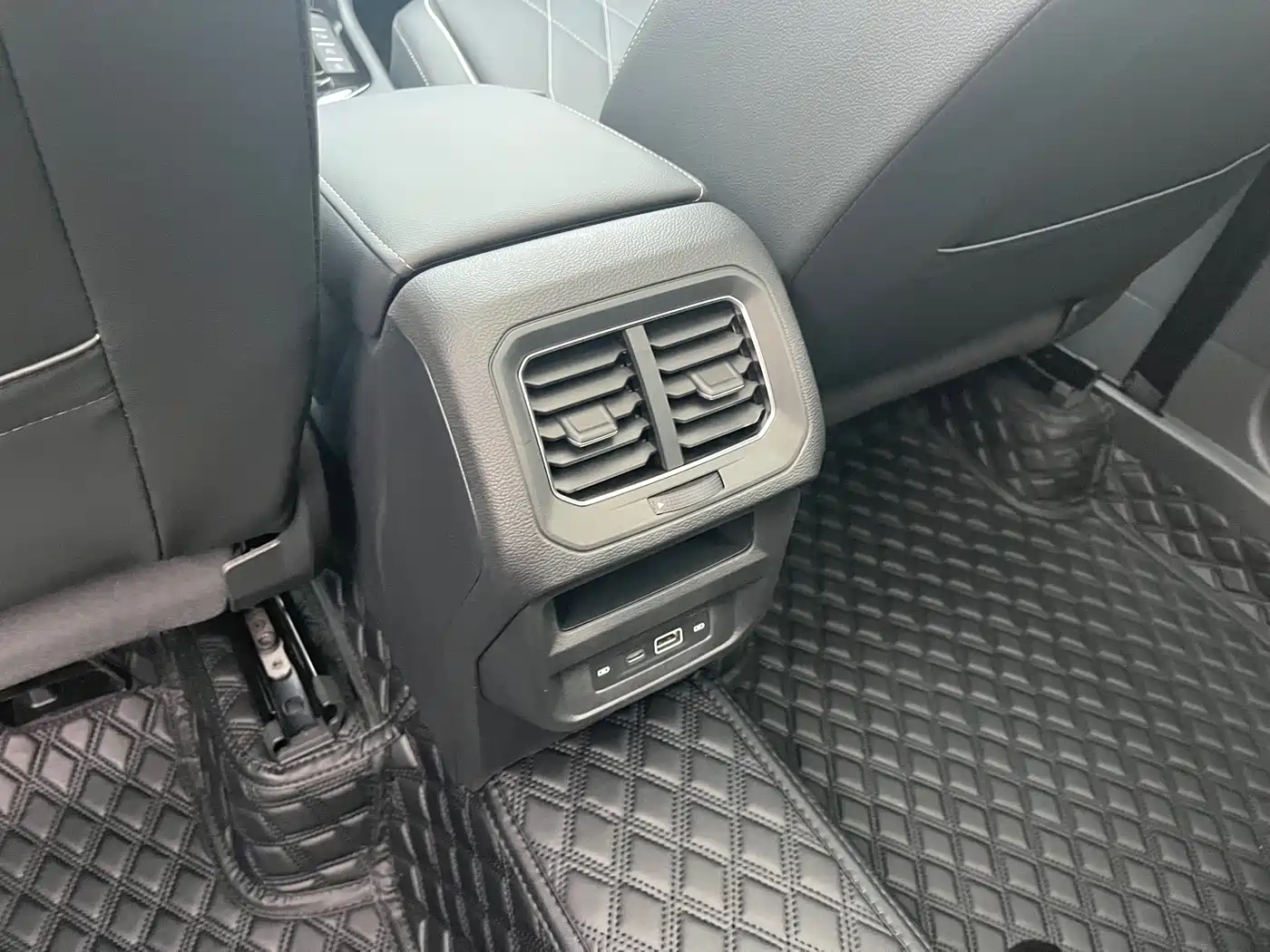 Volkswagen Tiguan L 2024 330TSI Automatic 2WD R-Line Premium Enjoyment Edition фото 15