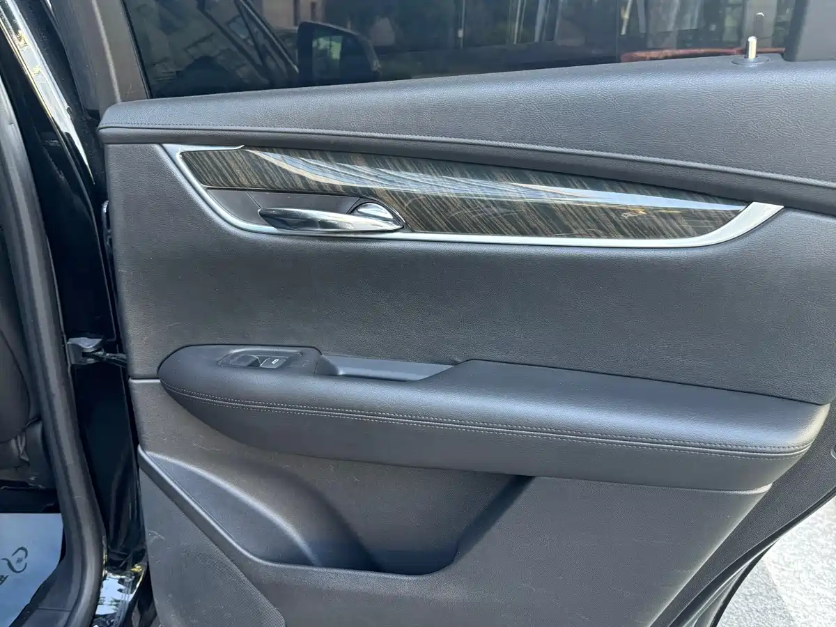 Photo 7 - Cadillac XT5