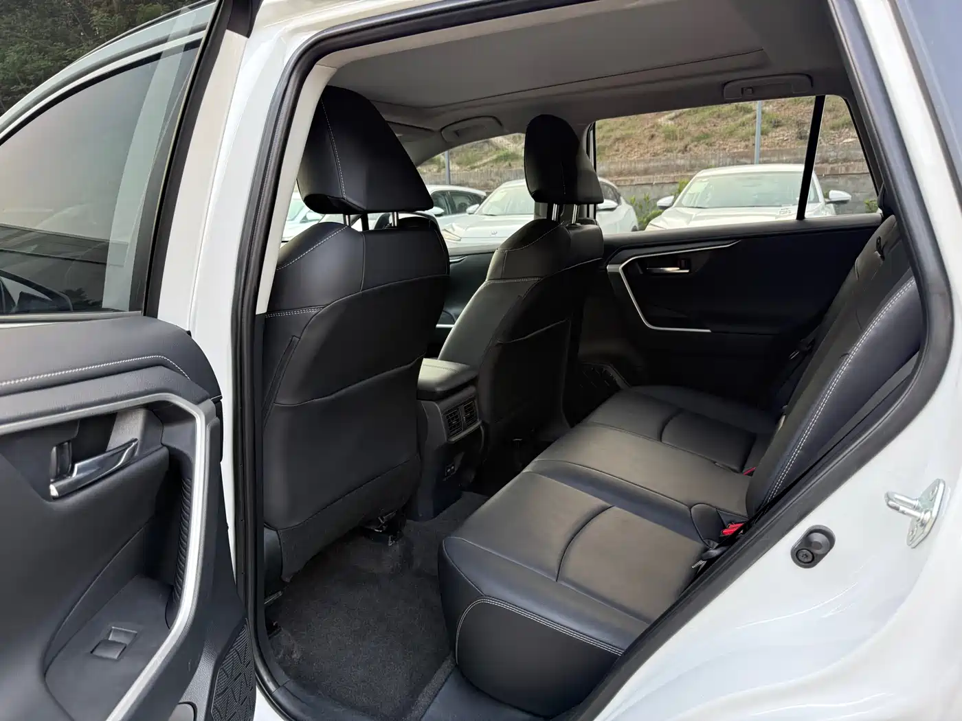 Toyota RAV4 Rongfang 2023 2.0L CVT 2WD 20th Anniversary Platinum Edition фото 5