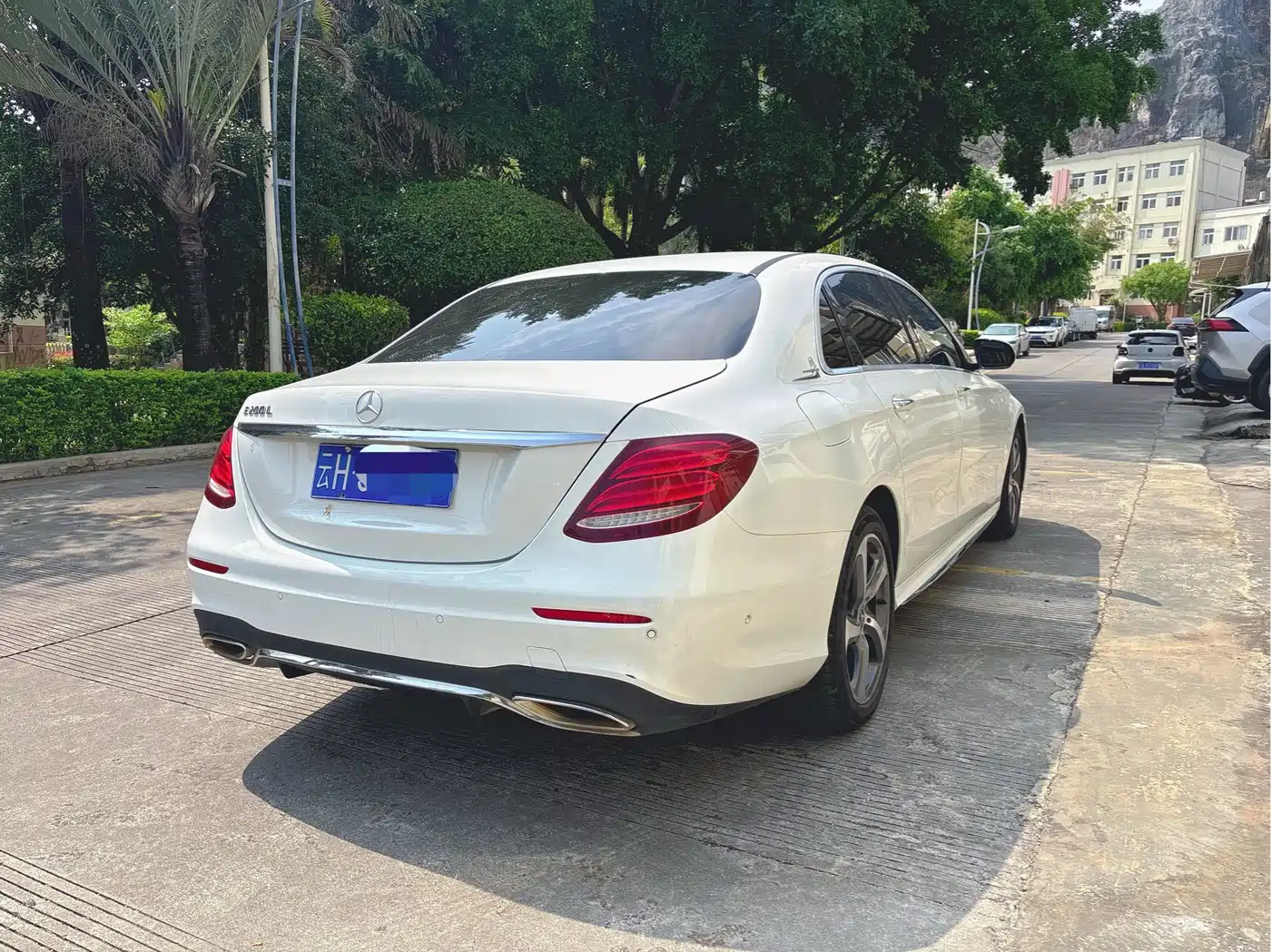 Mercedes-Benz E-Class 2017 E 200 L Sport 4MATIC фото 3