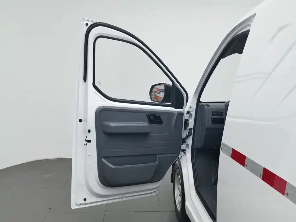 Wuling Motors Wuling Yangguang 2025 2024 300km Practical Enclosed Window Version 60kW