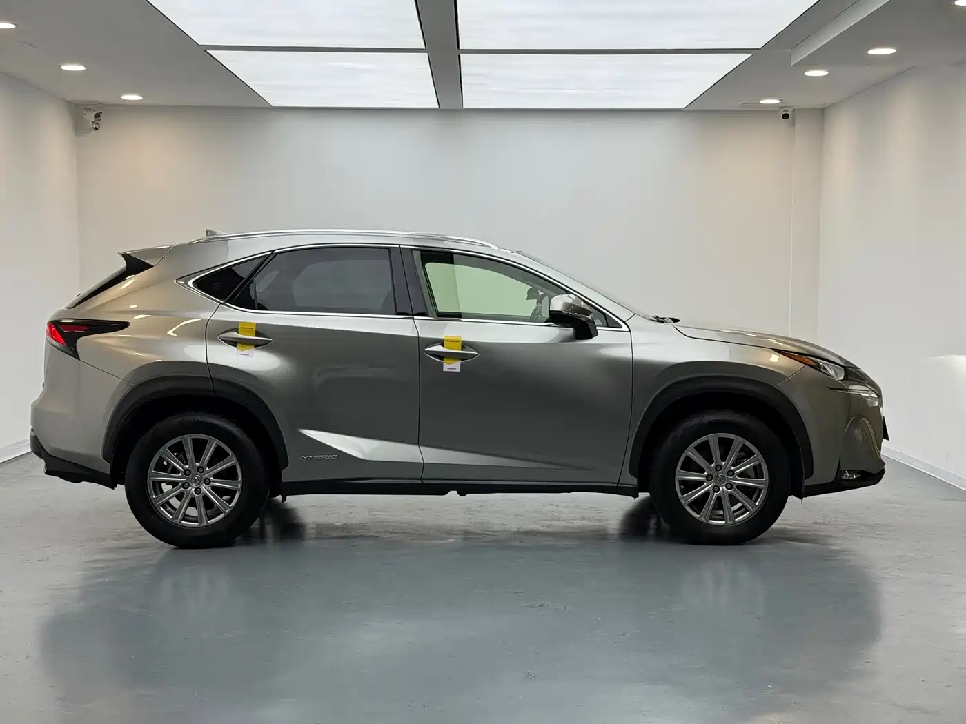 Lexus NX 2015 300h FWD Luxury фото 10