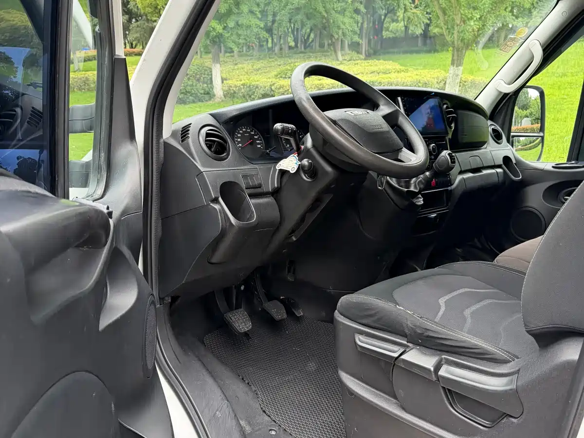 Iveco Daily 2022 2021 2.0T Manual M1 Special Platform Vehicle Long Wheelbase Short Suspension High Roof Sliding Door F1A