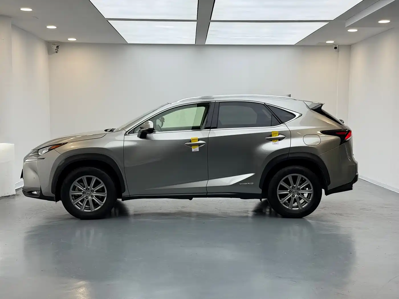 Lexus NX 2015 300h FWD Luxury фото 9