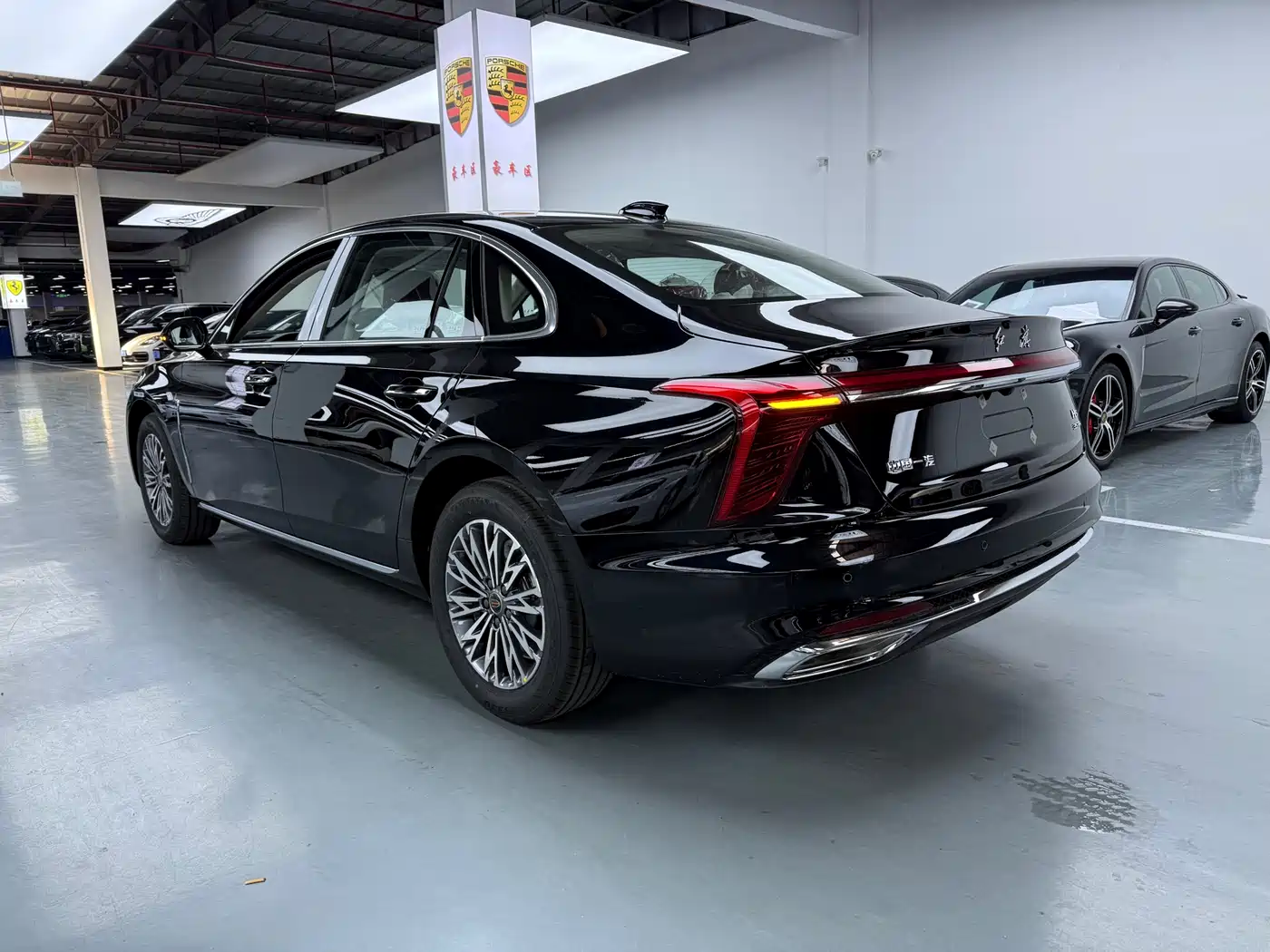 Hongqi H5 2025 1.5T DCT Flag Rhythm 500,000 Units Memorial Edition фото 15