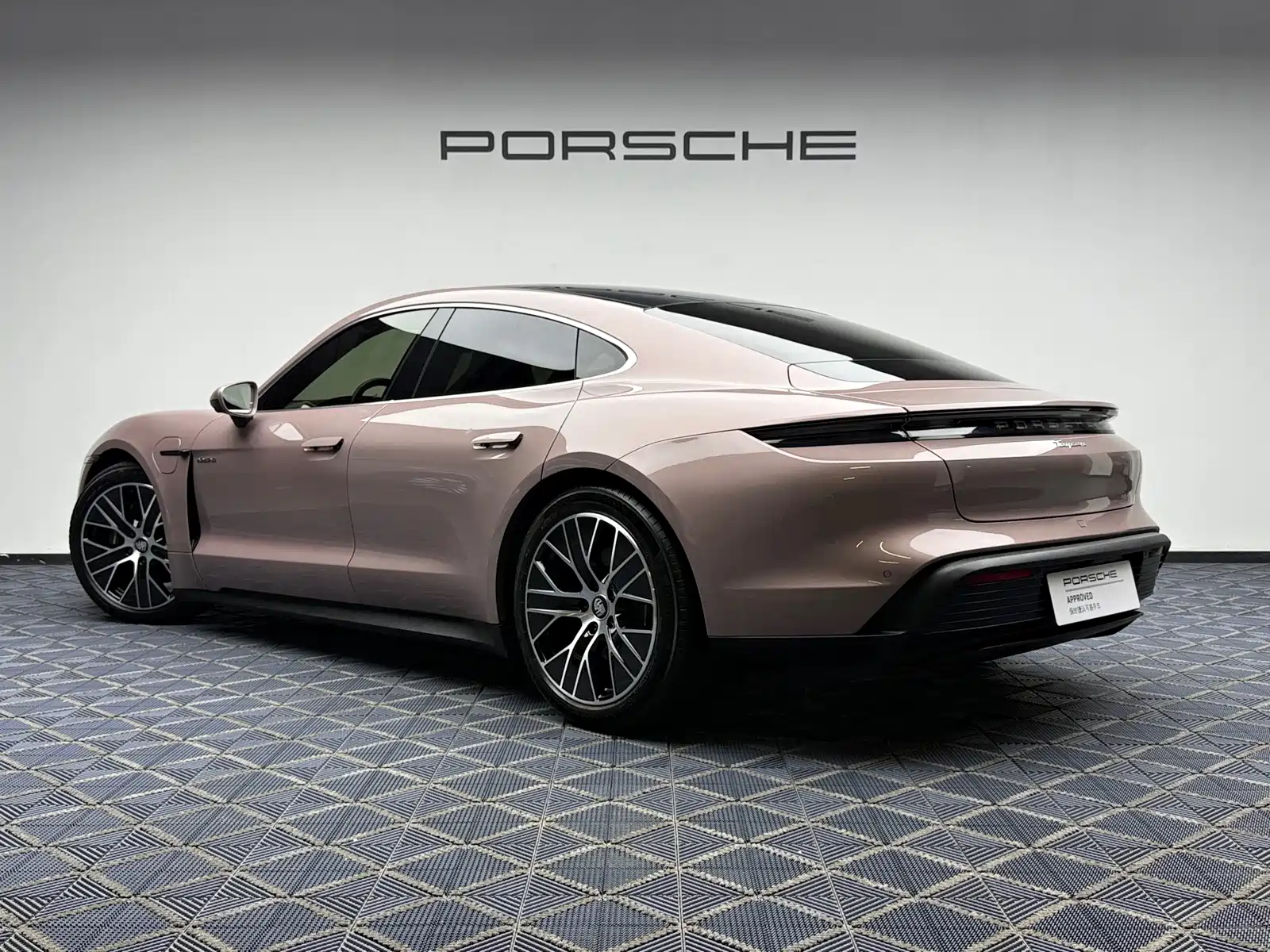 Фото 10 - Porsche Taycan