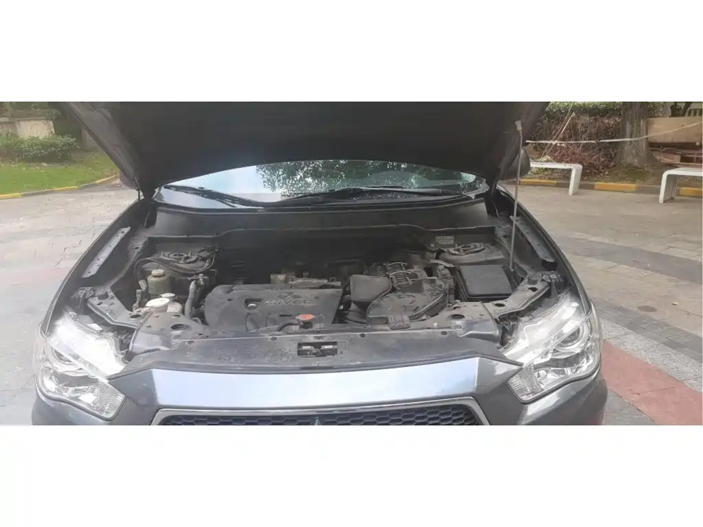 Mitsubishi Outlander (Import) 2012 2012 Outlander 2.4 Fashion Navigation Edition