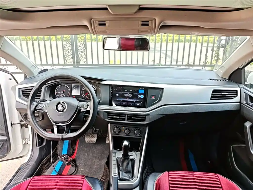VOLKSWAGEN POLO