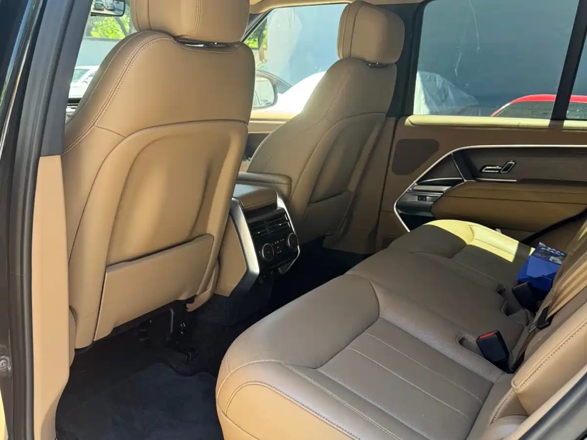 Land Rover Range Rover 2025 3.0 L6 360PS Golden Age Edition фото 7
