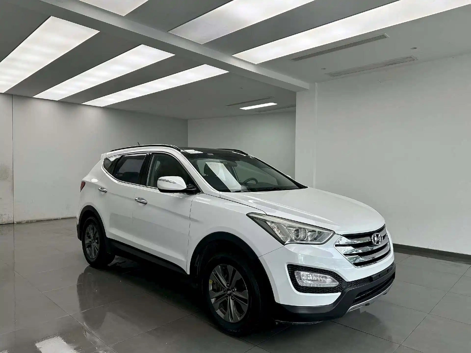 Фото 3 - Hyundai Santa Fe
