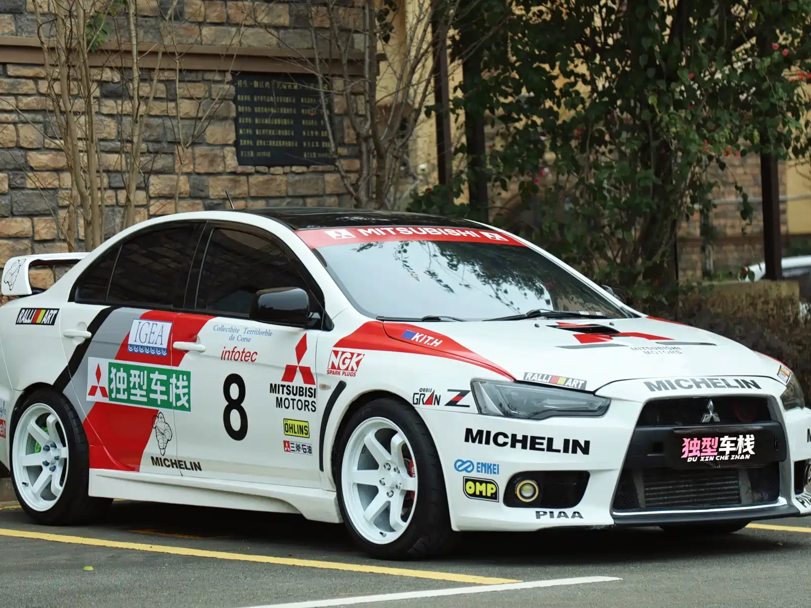 Photo 3 - Mitsubishi Lancer EX