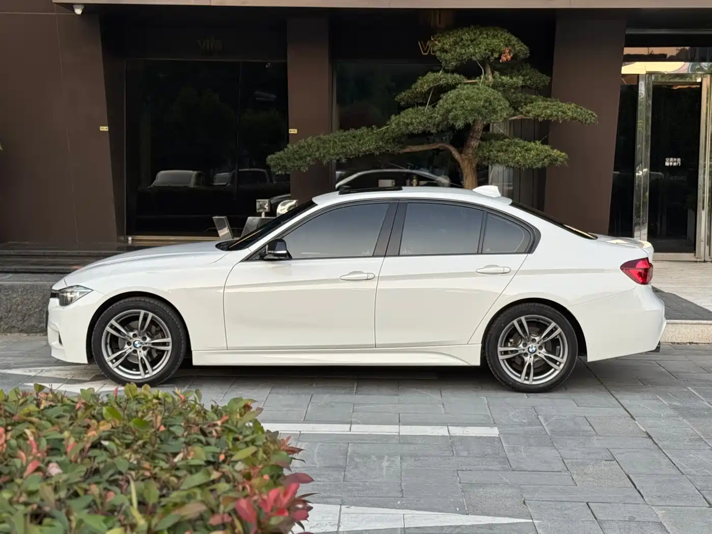 BMW 3 Series 2018 320i M Sport Black Night Edition фото 6