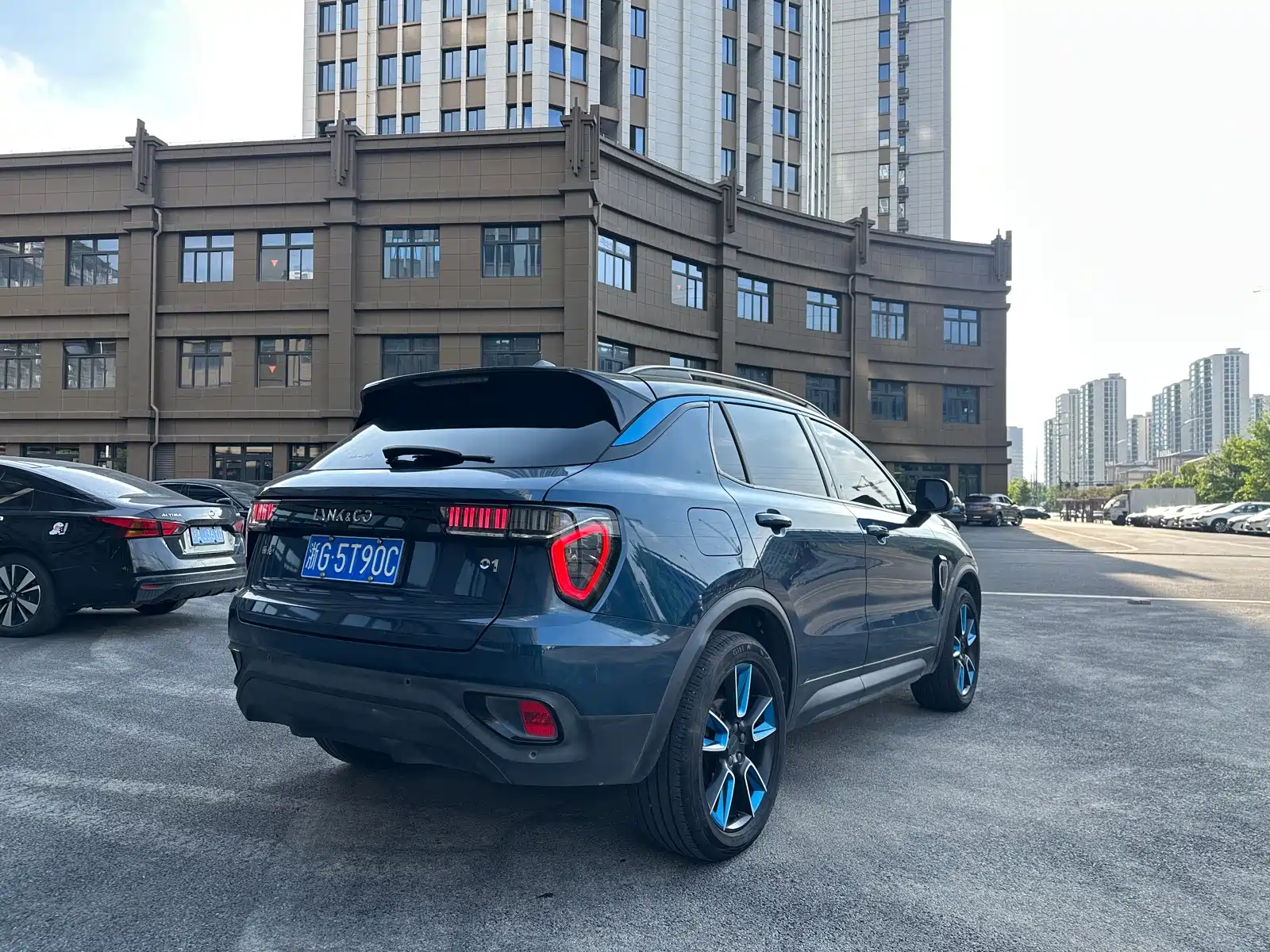 Photo 4 - Lynk & Co 01