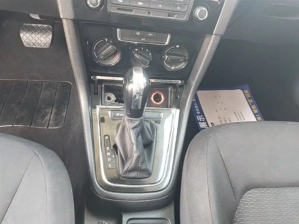 Volkswagen Bora 2014 1.6L Automatic Fashion Edition фото 14