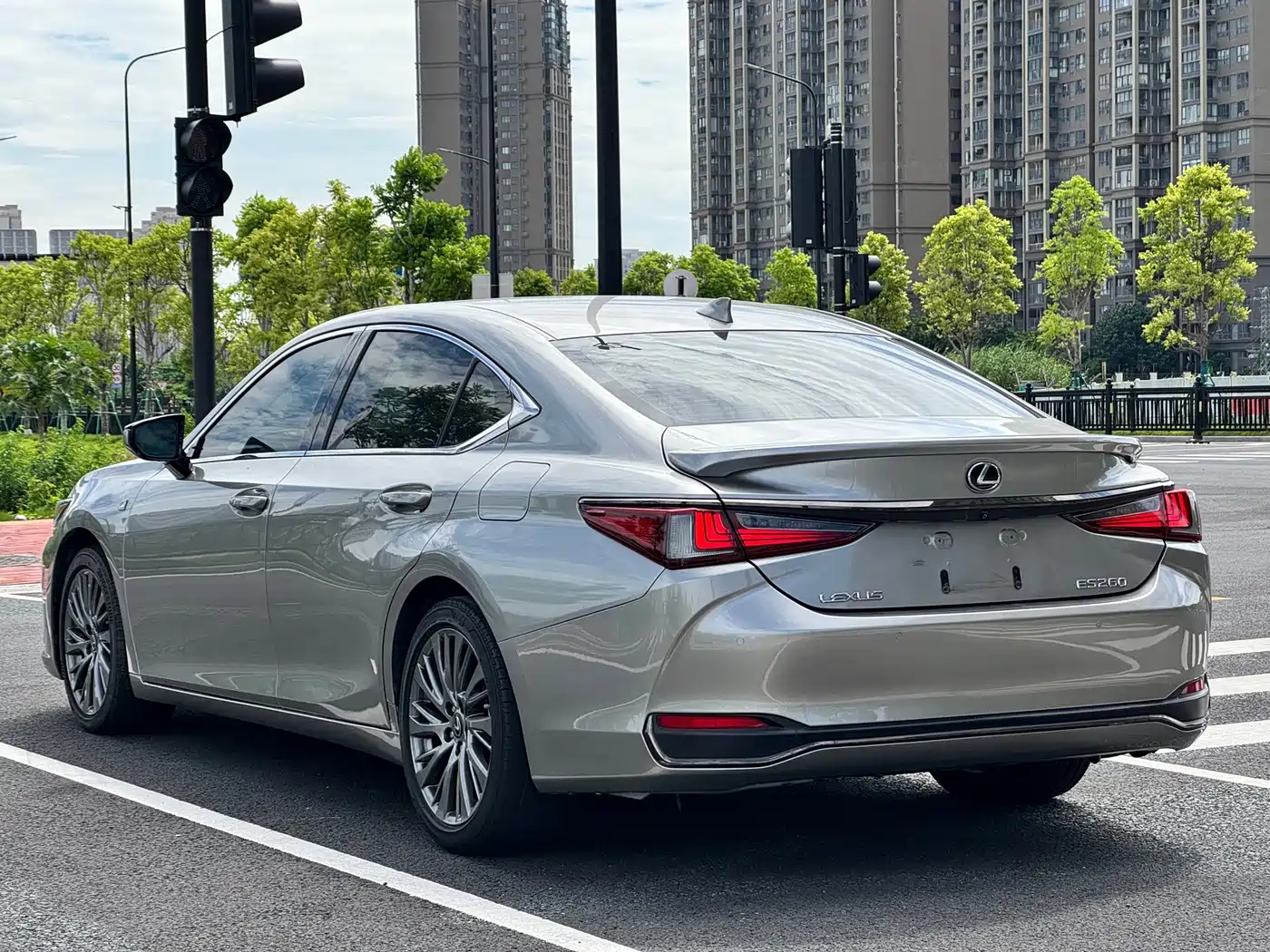 Фото 11 - Lexus ES