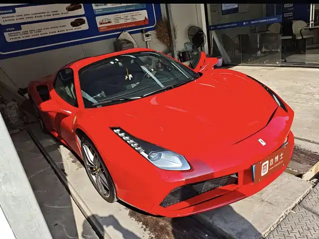 FERRARI 488
