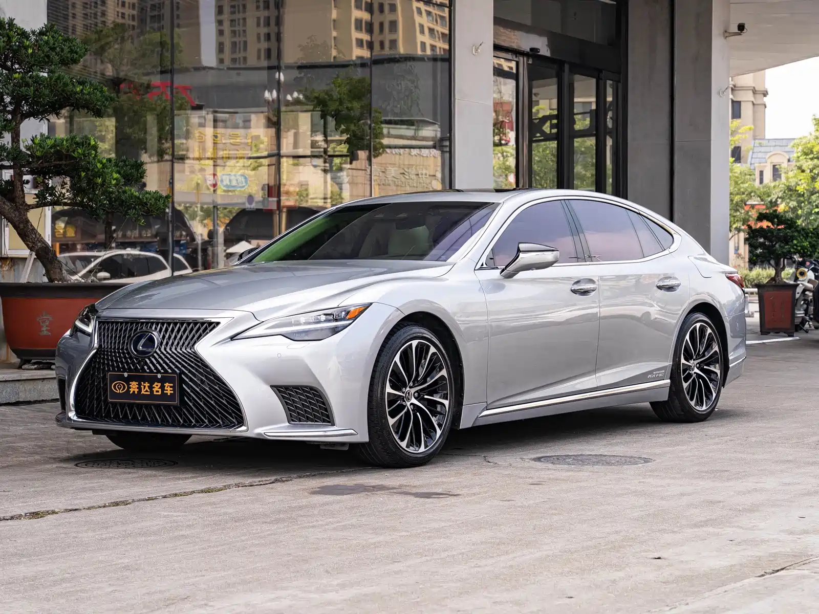 Фото 1 - Lexus LS