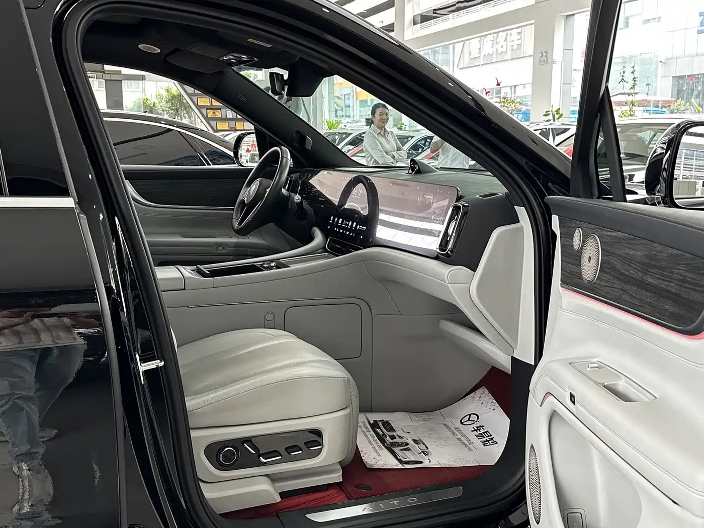 AITO Wenjie AITO M9 2024 Range Extender Max Edition 42kWh 6-seater фото 10