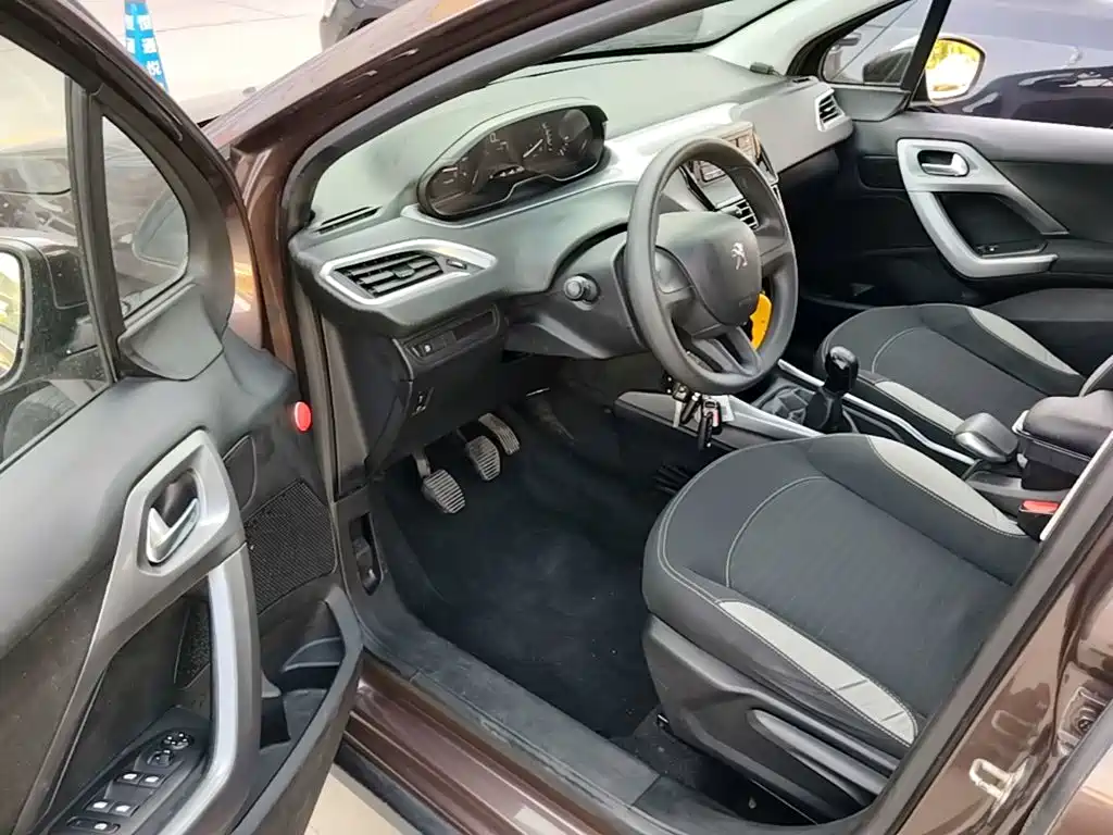 Photo 16 - Peugeot 2008