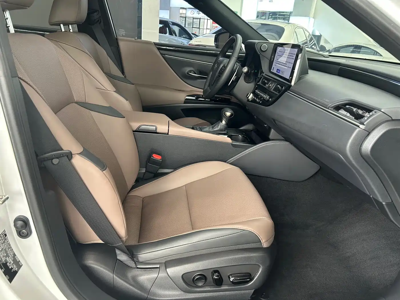 Lexus ES 2022 200 Excellence Edition фото 17