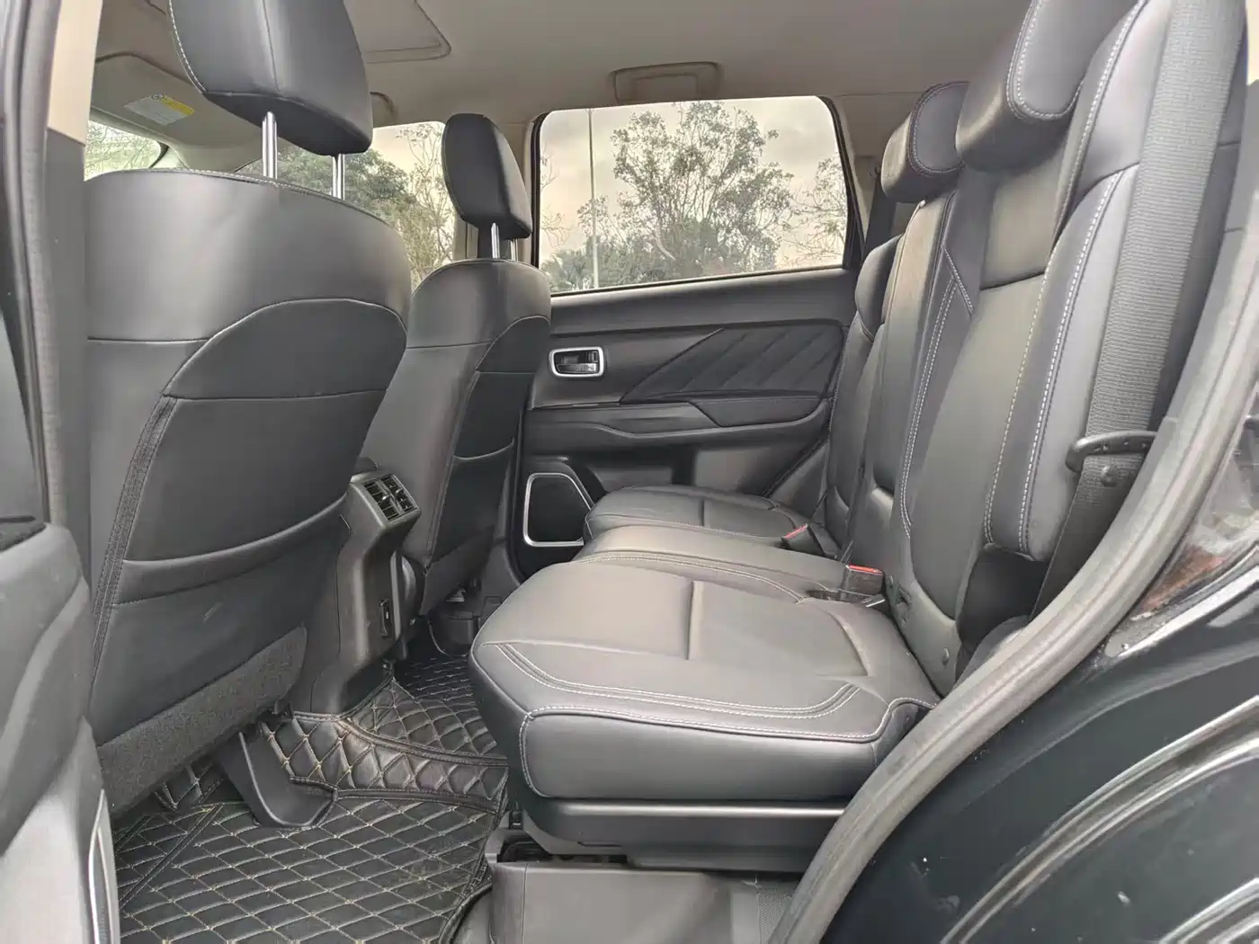 MITSUBISHI OUTLANDER
