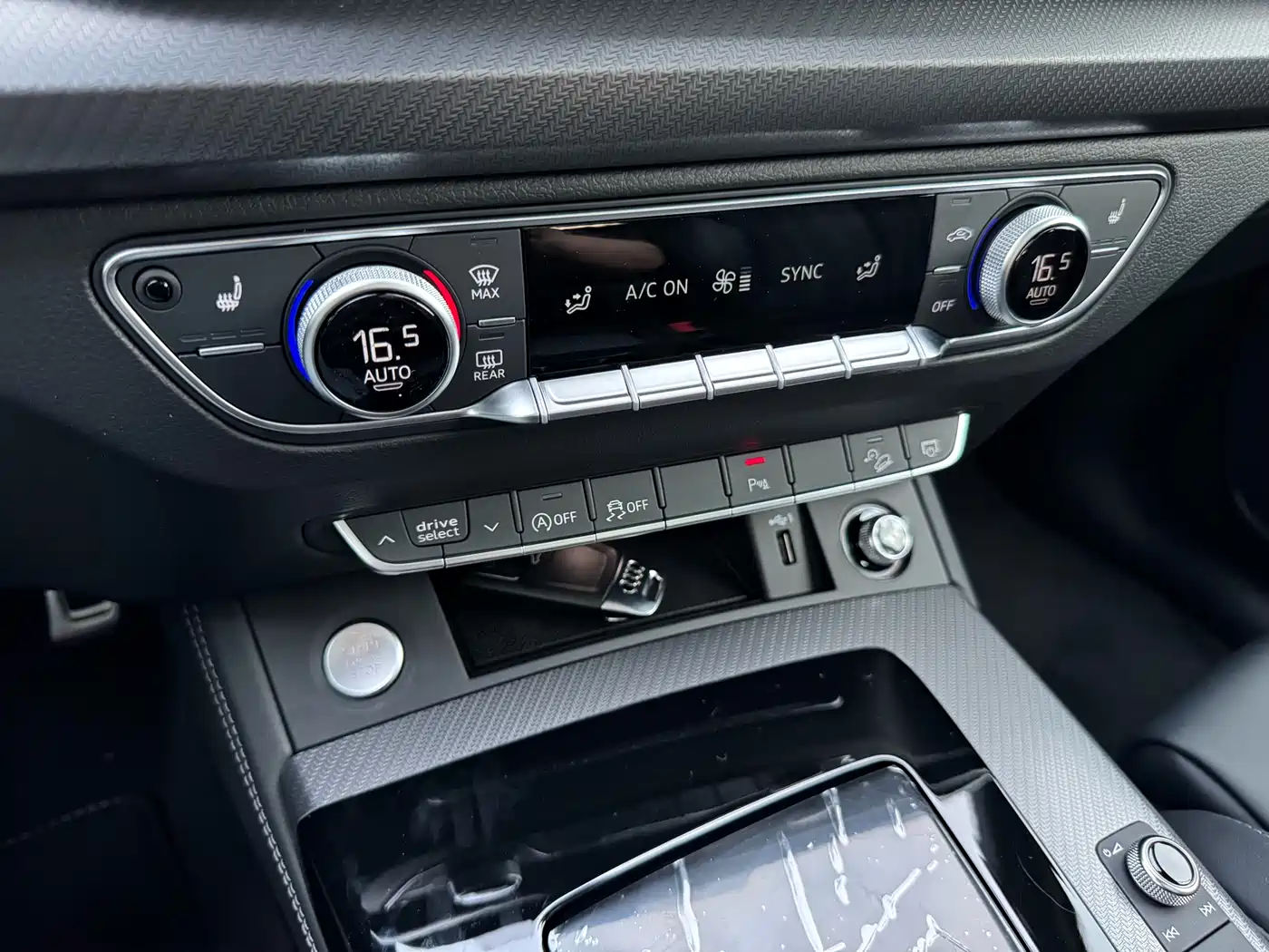 Audi Q5L 2024 Model 40 TFSI Luxury Dynamic фото 5