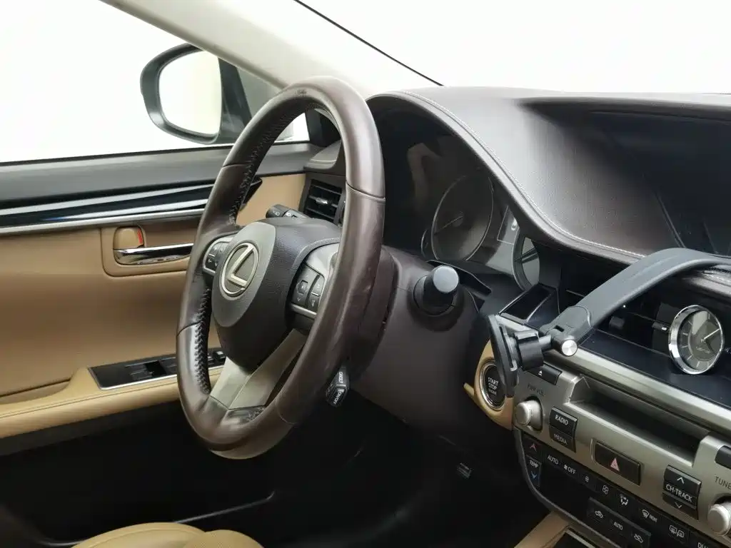Фото 22 - Lexus ES