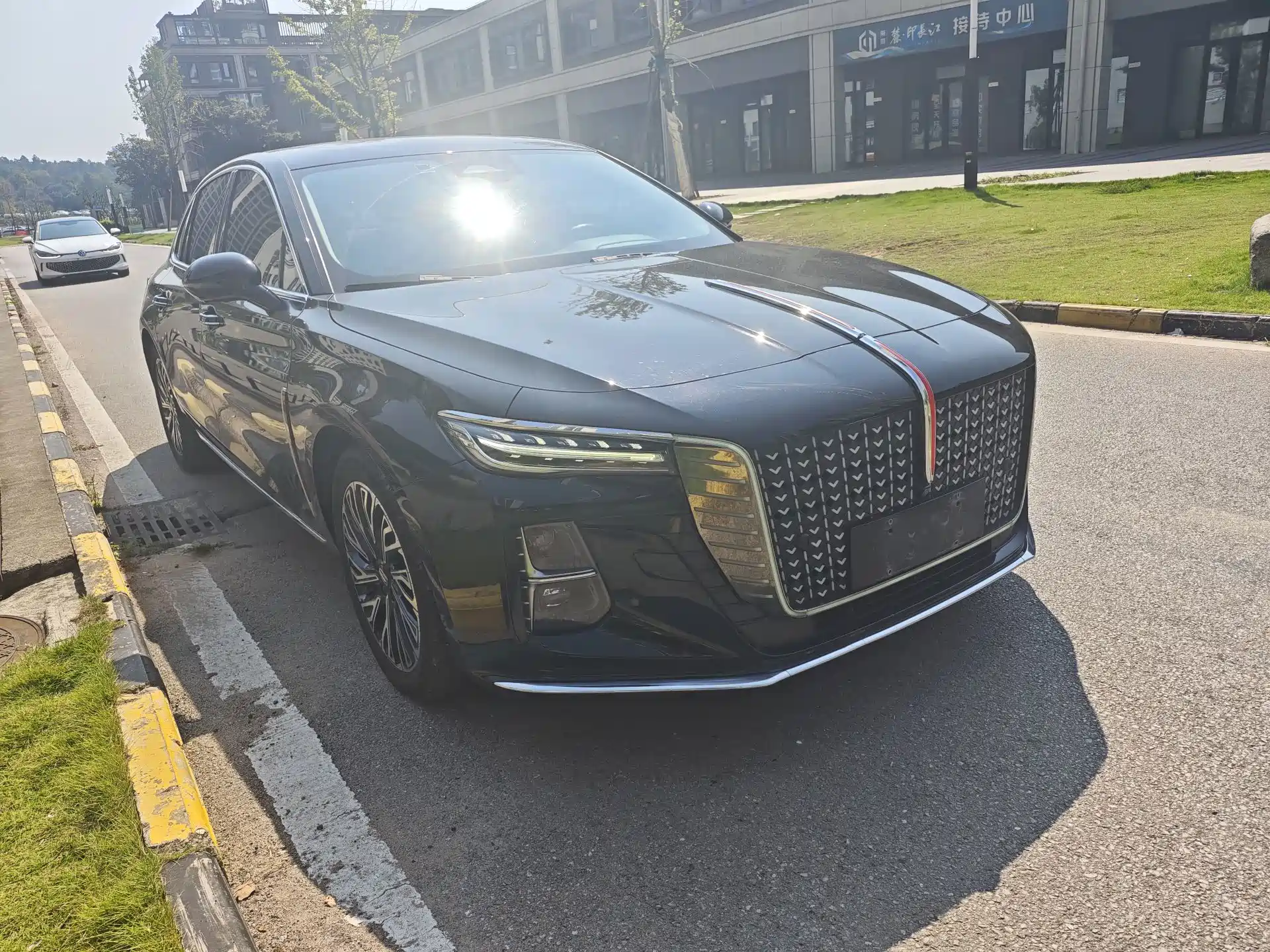 Photo 1 - Hongqi H5