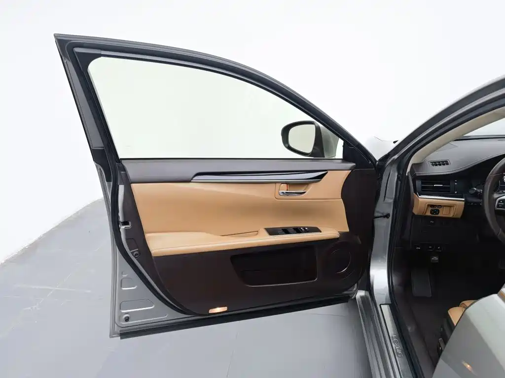 Фото 8 - Lexus ES