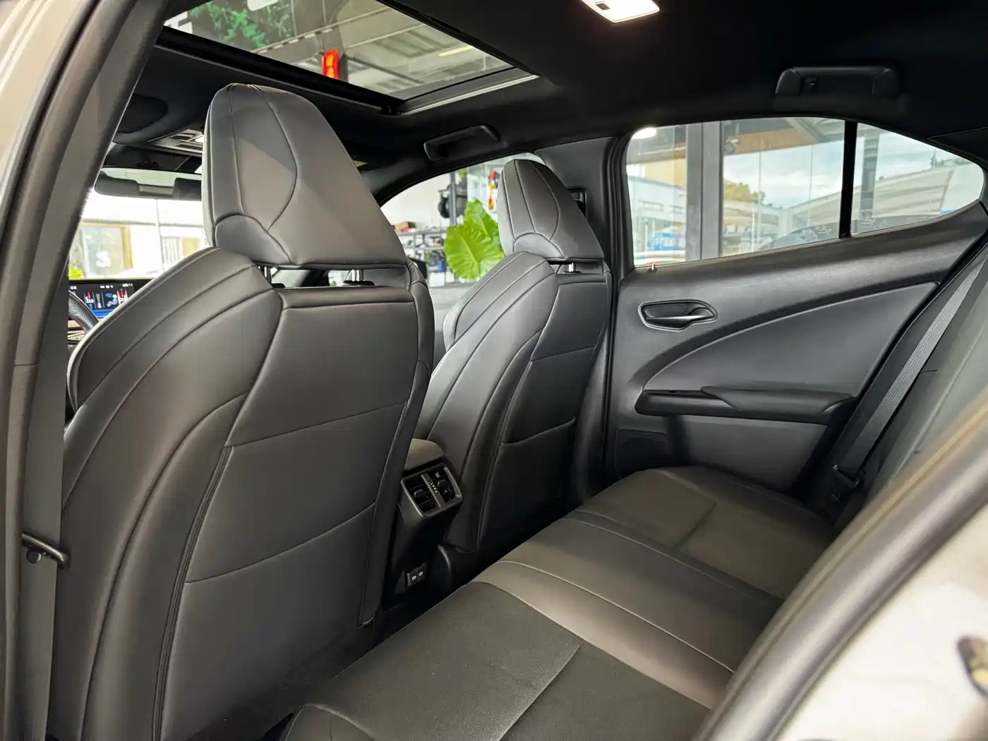 Фото 24 - Lexus UX
