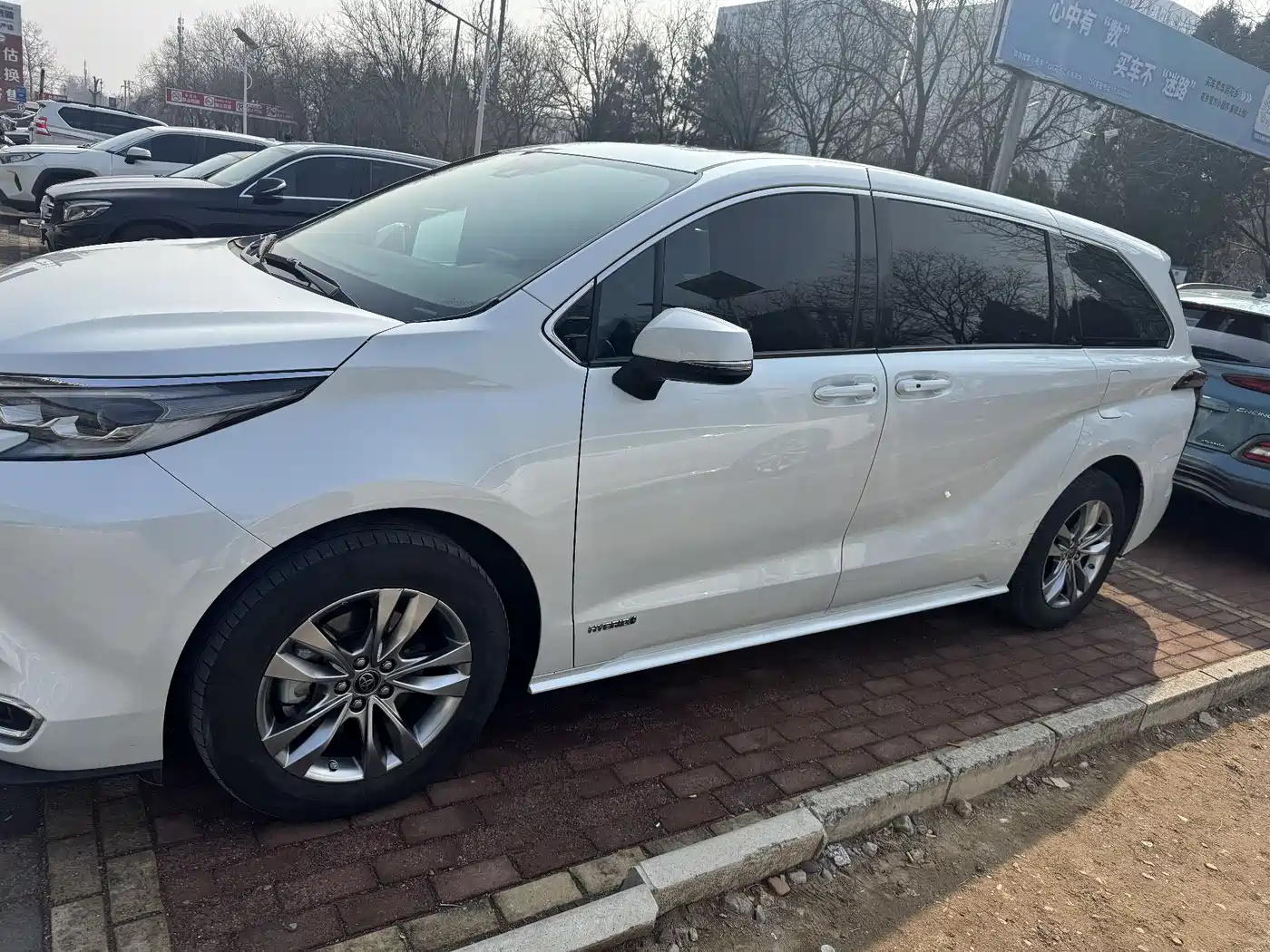 Toyota Sienna 2023 2.5L Hybrid Comfort Edition фото 2