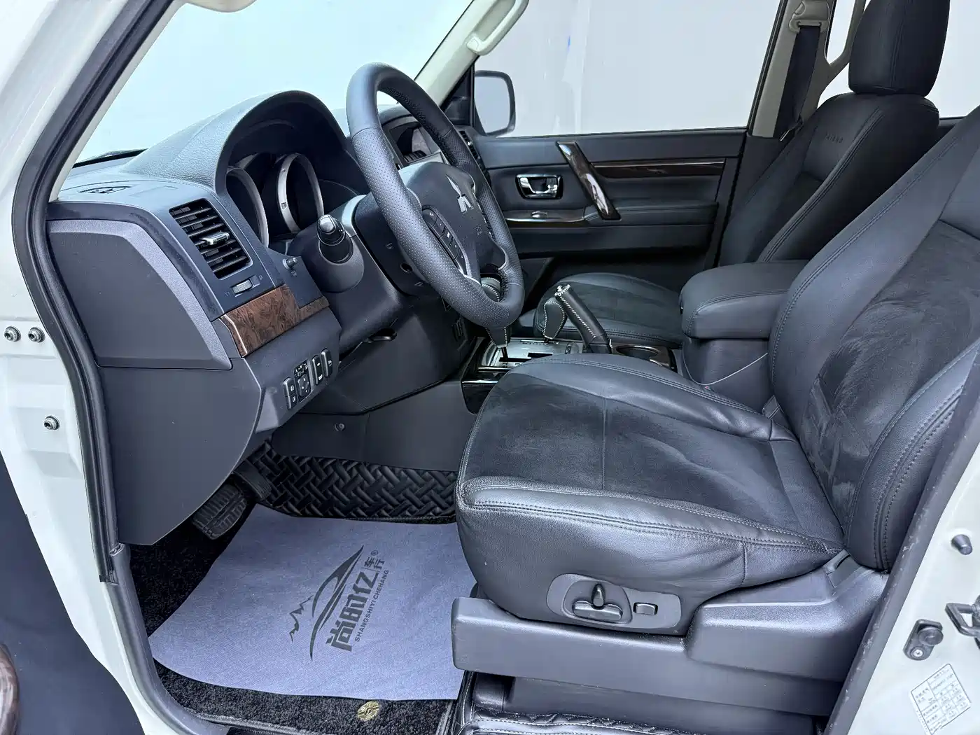 Mitsubishi Pajero (Import) 2018 3.0L Automatic Luxury Edition фото 14