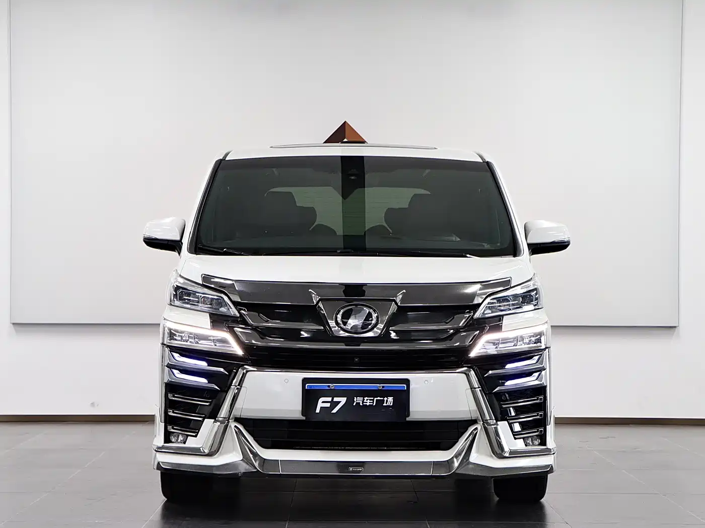 Toyota Vellfire 2020 Twin Engine 2.5L HV Premium Edition фото 2