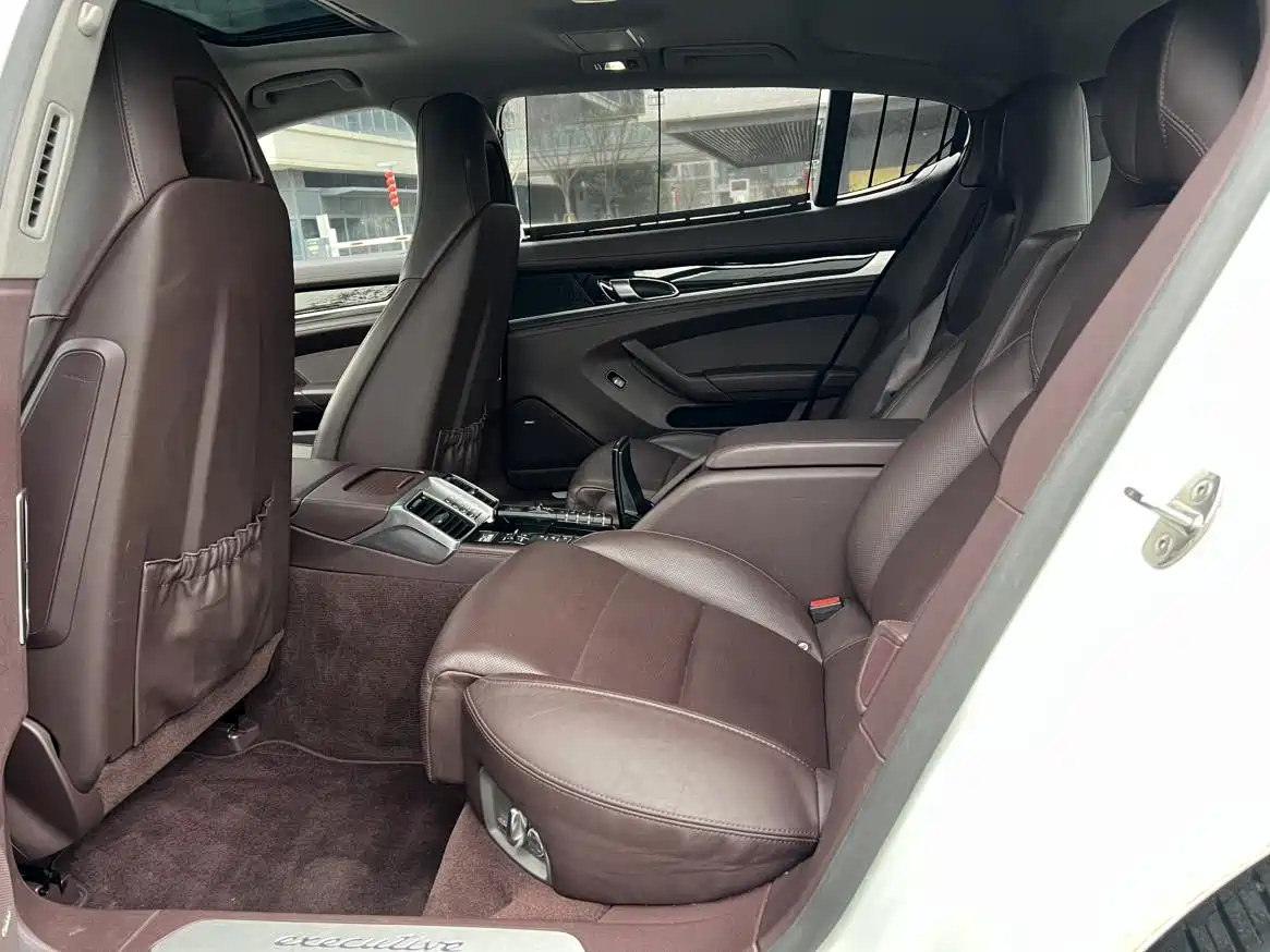 صورة 15 - Porsche Panamera