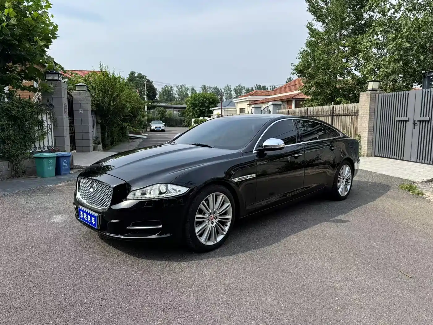 Photo 1 - Jaguar XJ