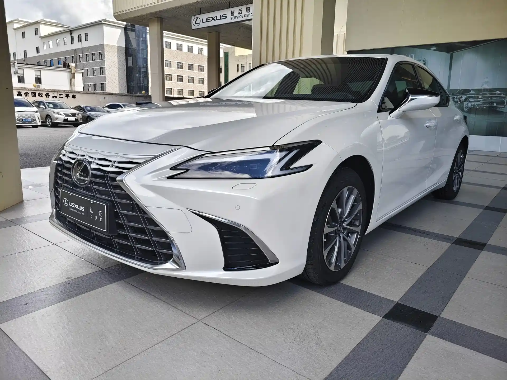 Фото 1 - Lexus ES