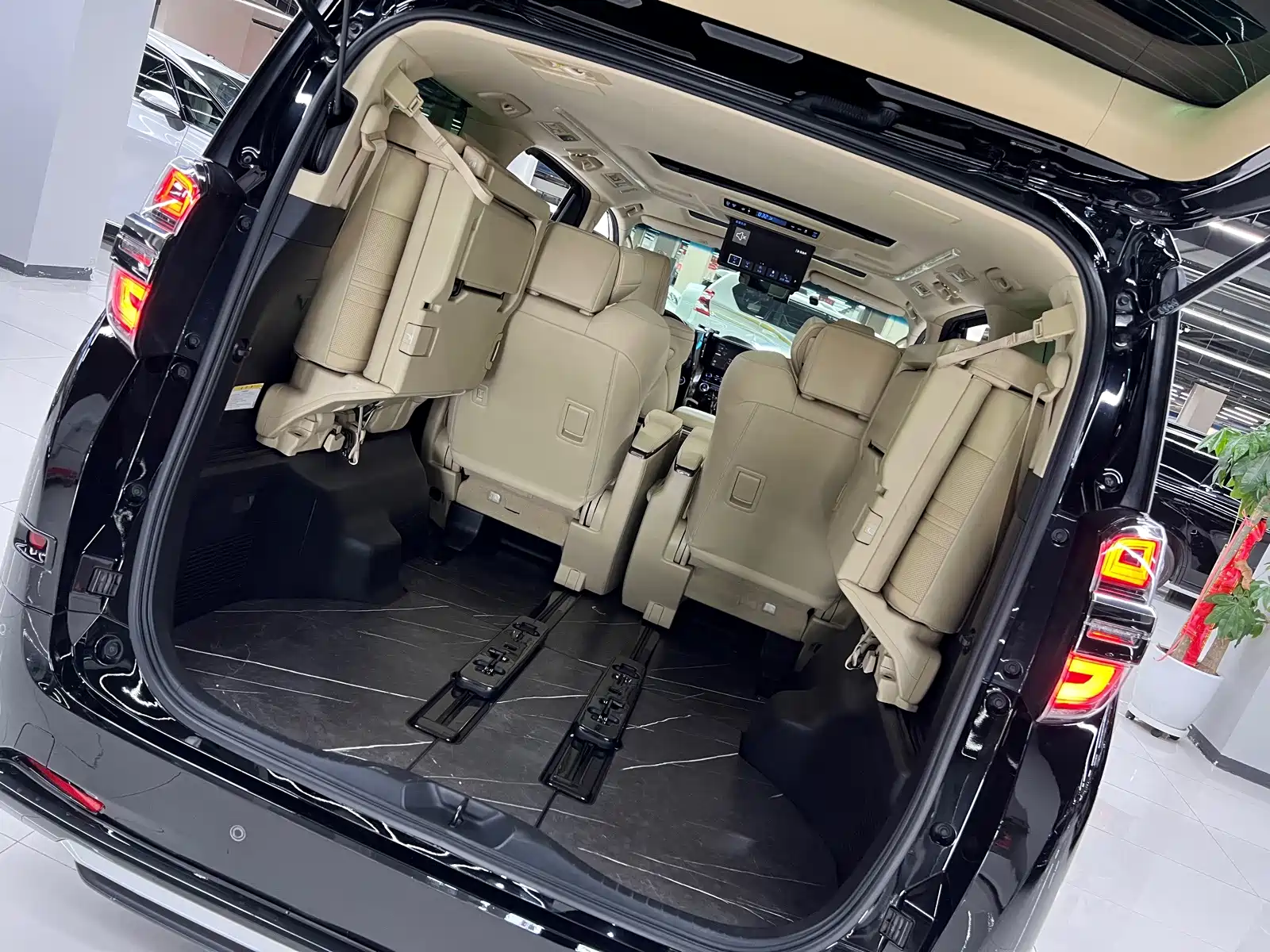 Фото 8 - Toyota Vellfire