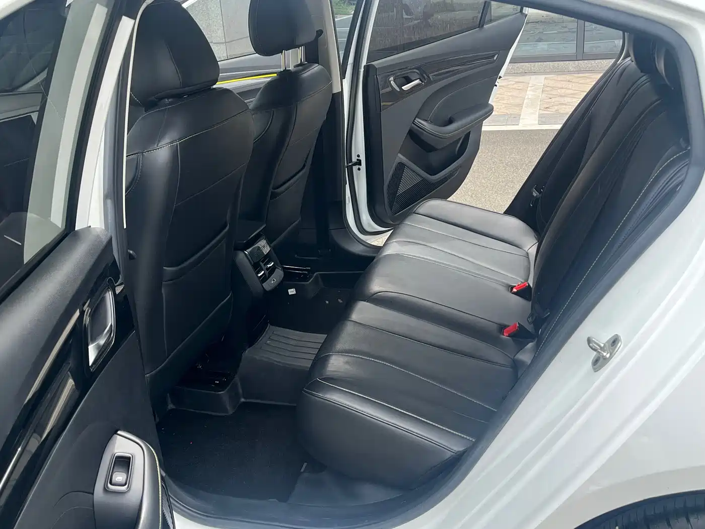Фото 9 - Roewe i5
