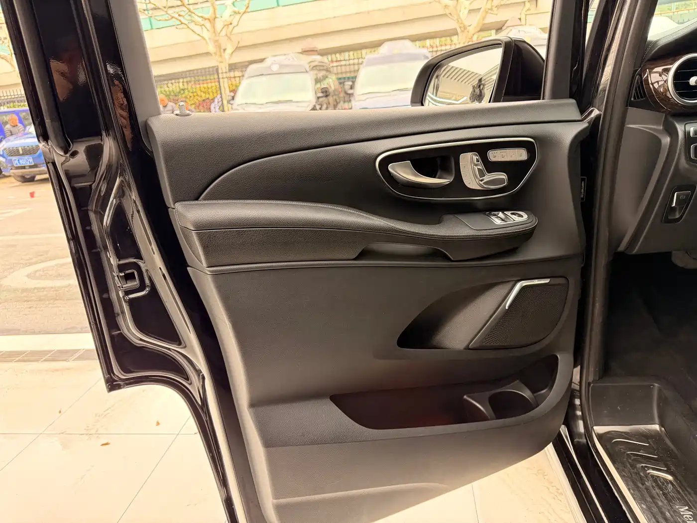 Mercedes-Benz V-Class 2018 V 260 L Premium Long Wheelbase Edition China VI фото 14