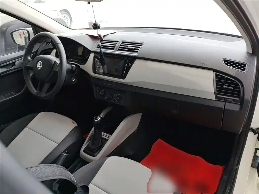 Škoda Fabia 2016 1.4L Automatic Car Enjoy Edition фото 10