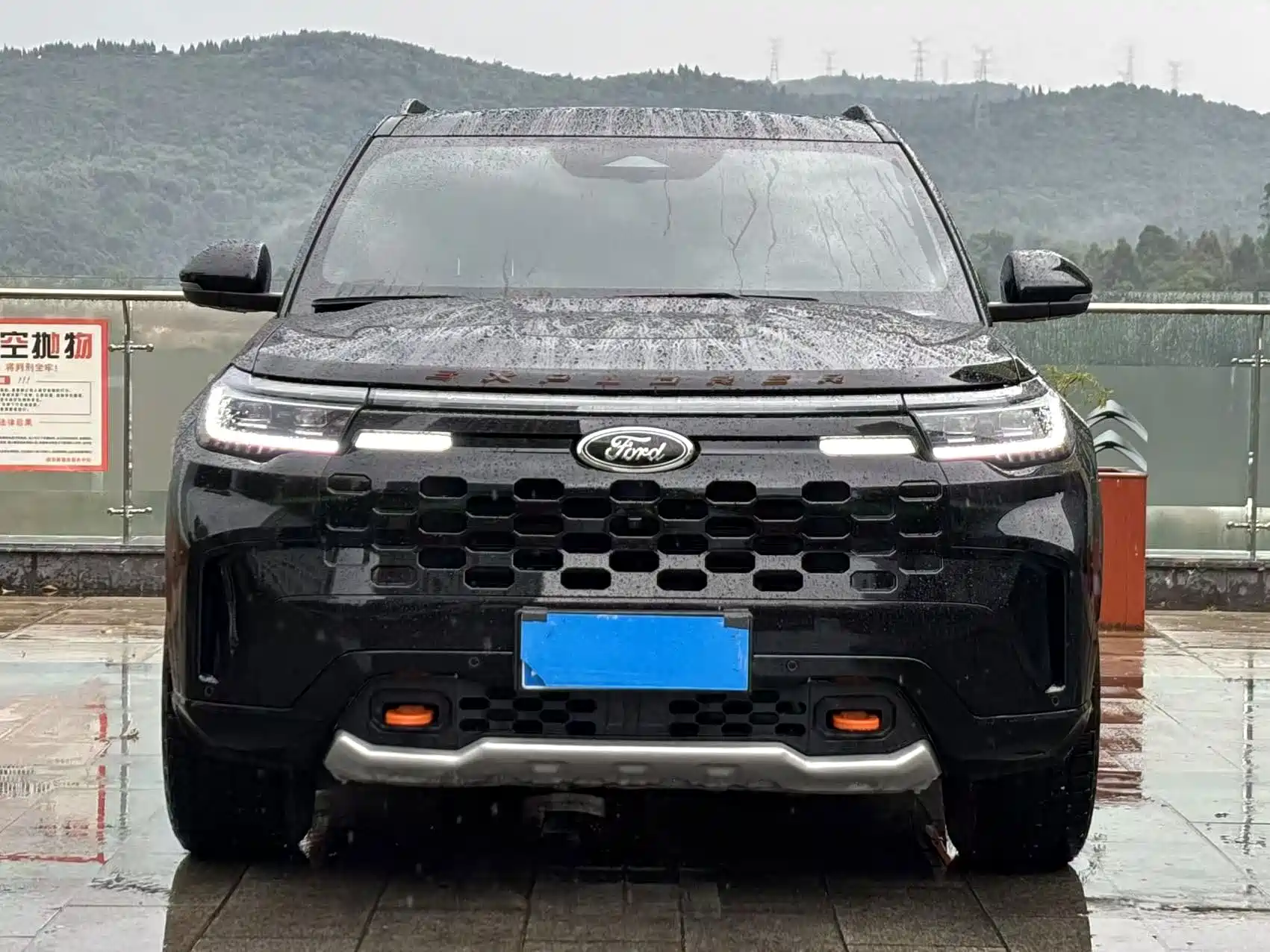 Photo 2 - Ford Explorer
