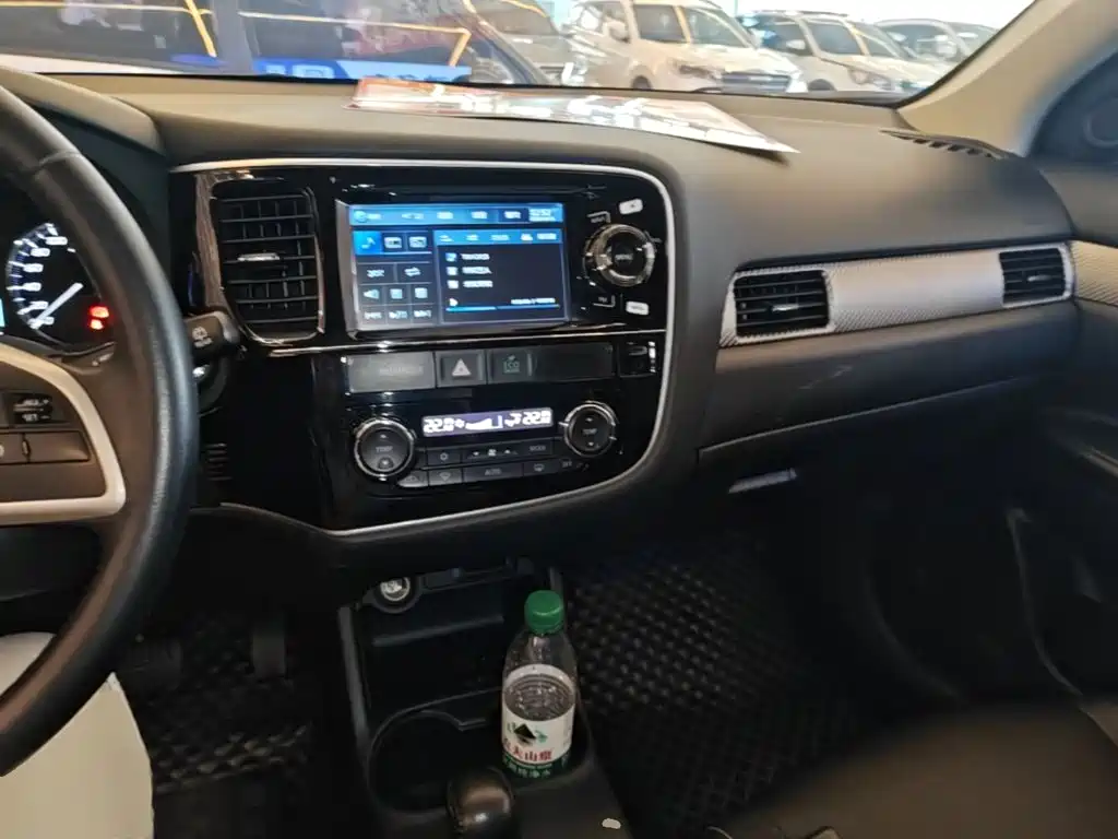 Mitsubishi Outlander (Import) 2014 2013 2.4L 4WD Luxury Navigation 5-seater