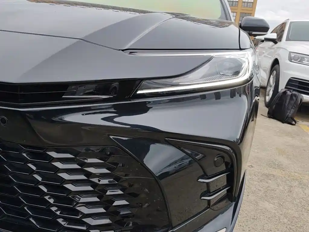 Фото 24 - Toyota Camry
