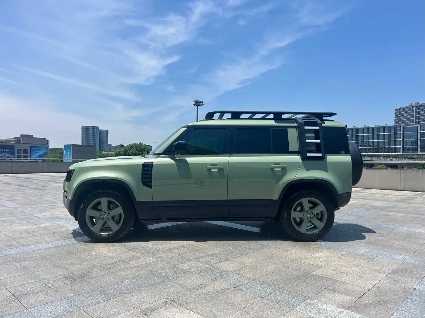 Land Rover Defender 2023 110 3.0T P400 75th Anniversary Legend Edition фото 4