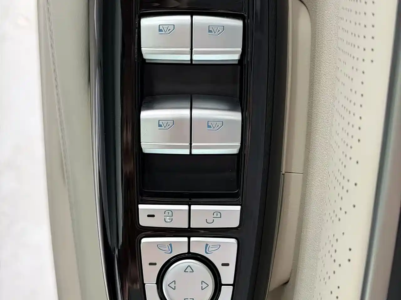 Denza D9 2024 DM-i 980 AWD Prestige фото 5